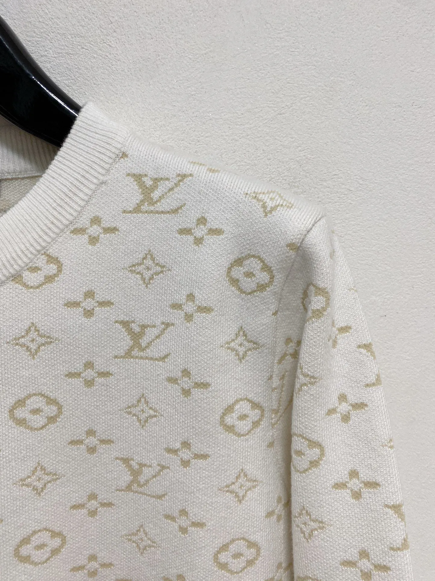 🅿️440 [LV Louis Vuitton] Autumn and winter classic lapel sweater, in full condition! ! ! Wool blended fabric, the latest model in 2025, golden ratio! ! Slim-fitting soft gold, versatile and practical item, the combination and practicality are extremely powerful, simple and elegant, and classy! To create your own style, it is highly recommended to buy it in two colors. The standard slim fit tailoring process is suitable for both young and old men. It is knitted from wool and will not cause any discomfort! While keeping warm, it is stylish, textured and wearable, and the classic logo with contrasting colors on the chest feels in place! ! Recommended for regular customers! ! Size M-3XL (maximum wear: 190 pounds)